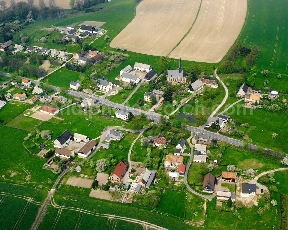 Aerial photograph Erlau - Agricultural land and field boundaries surround the settlement area of the village in Erlau in the state Saxony, Germany