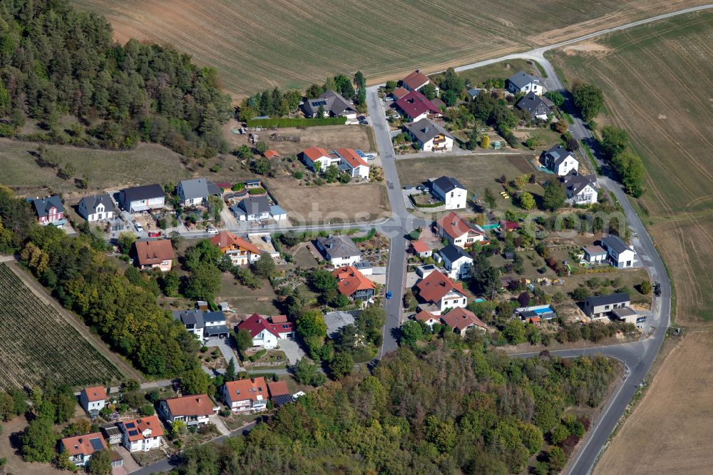 Aerial photograph Erlenbach bei Marktheidenfeld - Agricultural land and field boundaries surround the settlement area of the village in Erlenbach bei Marktheidenfeld in the state Bavaria, Germany