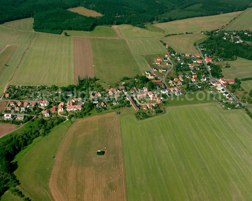 Ernsee from the bird's eye view: Agricultural land and field boundaries surround the settlement area of the village in Ernsee in the state Thuringia, Germany