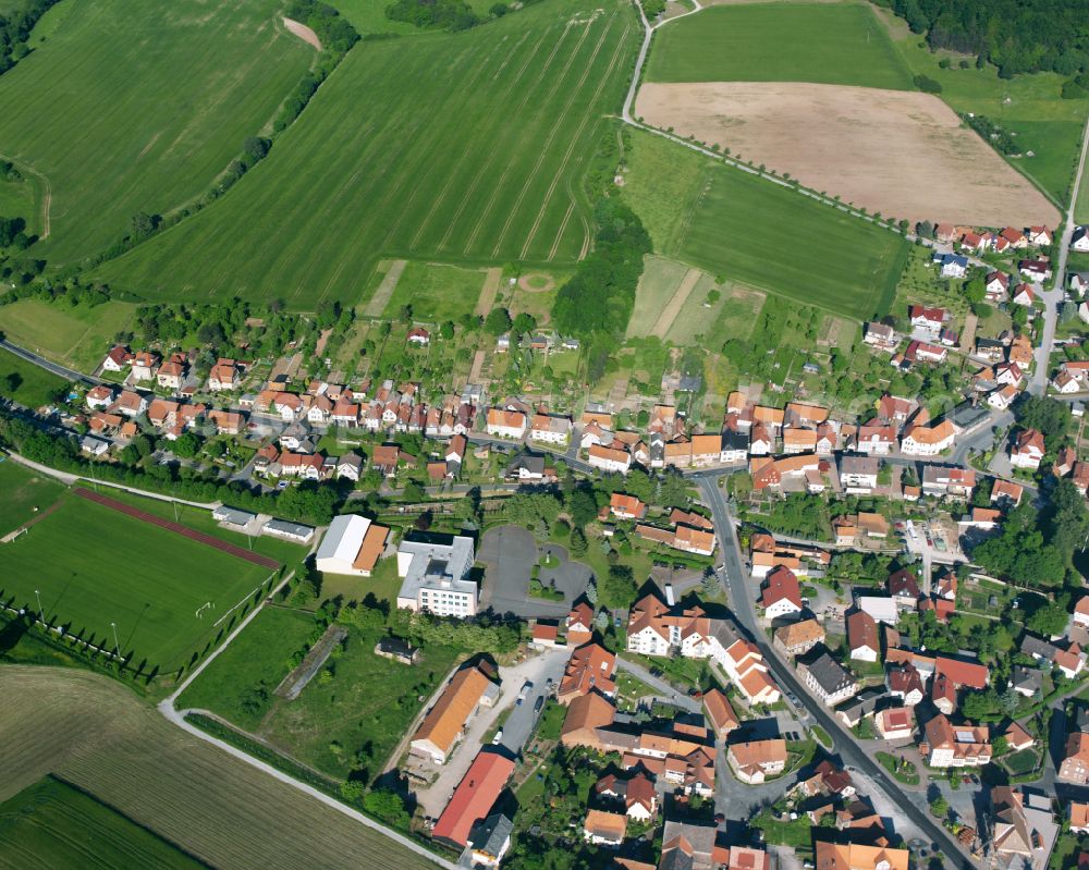 Aerial photograph Ershausen - Agricultural land and field boundaries surround the settlement area of the village in Ershausen in the state Thuringia, Germany