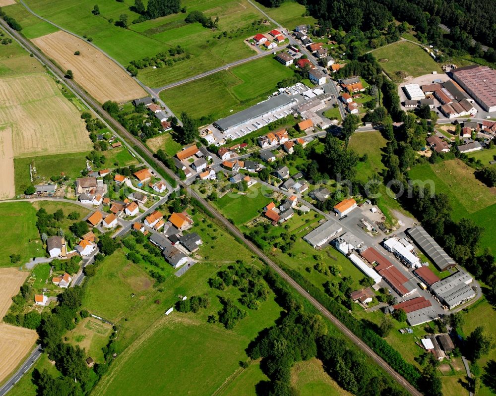 Aerial image Etzen-Gesäß - Agricultural land and field boundaries surround the settlement area of the village in Etzen-Gesäß in the state Hesse, Germany