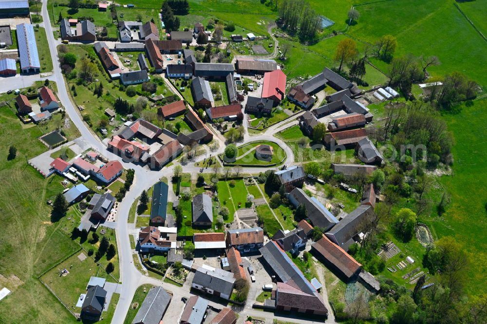 Fahrendorf from the bird's eye view: Agricultural land and field boundaries surround the settlement area of the village in Fahrendorf in the state Saxony-Anhalt, Germany