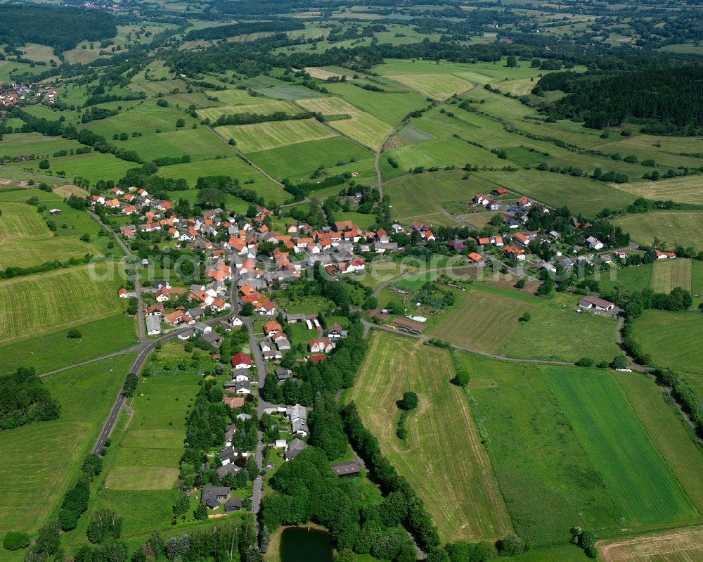 Feldkrücken from the bird's eye view: Agricultural land and field boundaries surround the settlement area of the village in Feldkrücken in the state Hesse, Germany