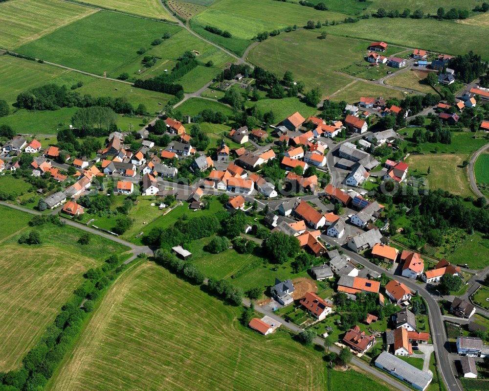 Aerial photograph Feldkrücken - Agricultural land and field boundaries surround the settlement area of the village in Feldkrücken in the state Hesse, Germany