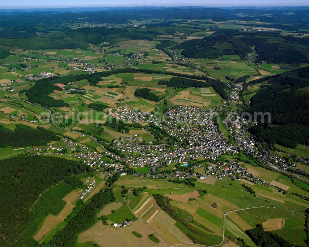 Aerial photograph Feudingen - Agricultural land and field boundaries surround the settlement area of the village in Feudingen in the state North Rhine-Westphalia, Germany