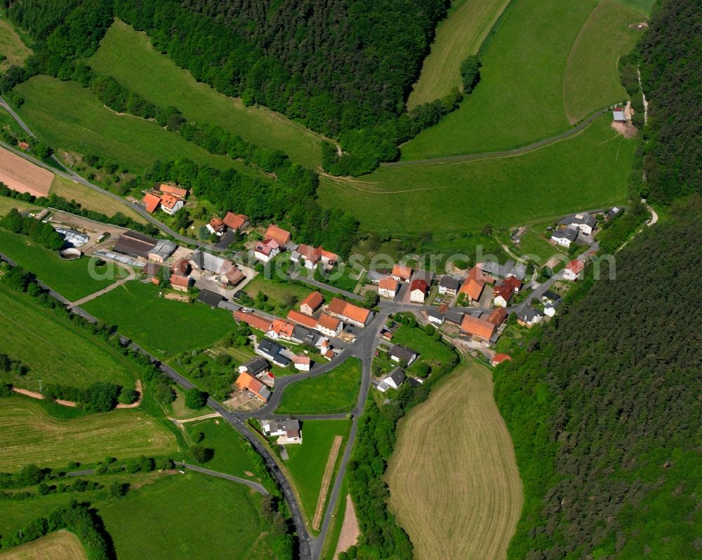 Aerial photograph Fischbach - Agricultural land and field boundaries surround the settlement area of the village in Fischbach in the state Hesse, Germany