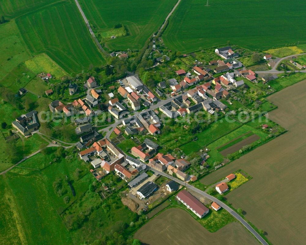 Aerial photograph Forstwolfersdorf - Agricultural land and field boundaries surround the settlement area of the village in Forstwolfersdorf in the state Thuringia, Germany