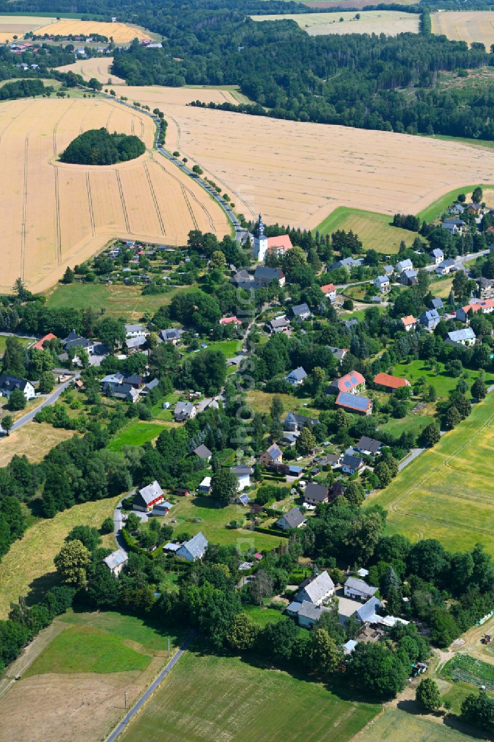 Aerial photograph Frankenstein - Agricultural land and field boundaries surround the settlement area of the village in Frankenstein in the state Saxony, Germany