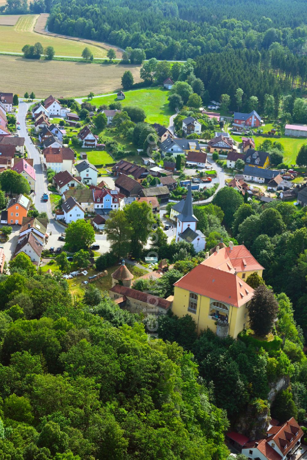 Aerial photograph Freienfels - Agricultural land and field boundaries surround the settlement area of the village in Freienfels in the state Bavaria, Germany