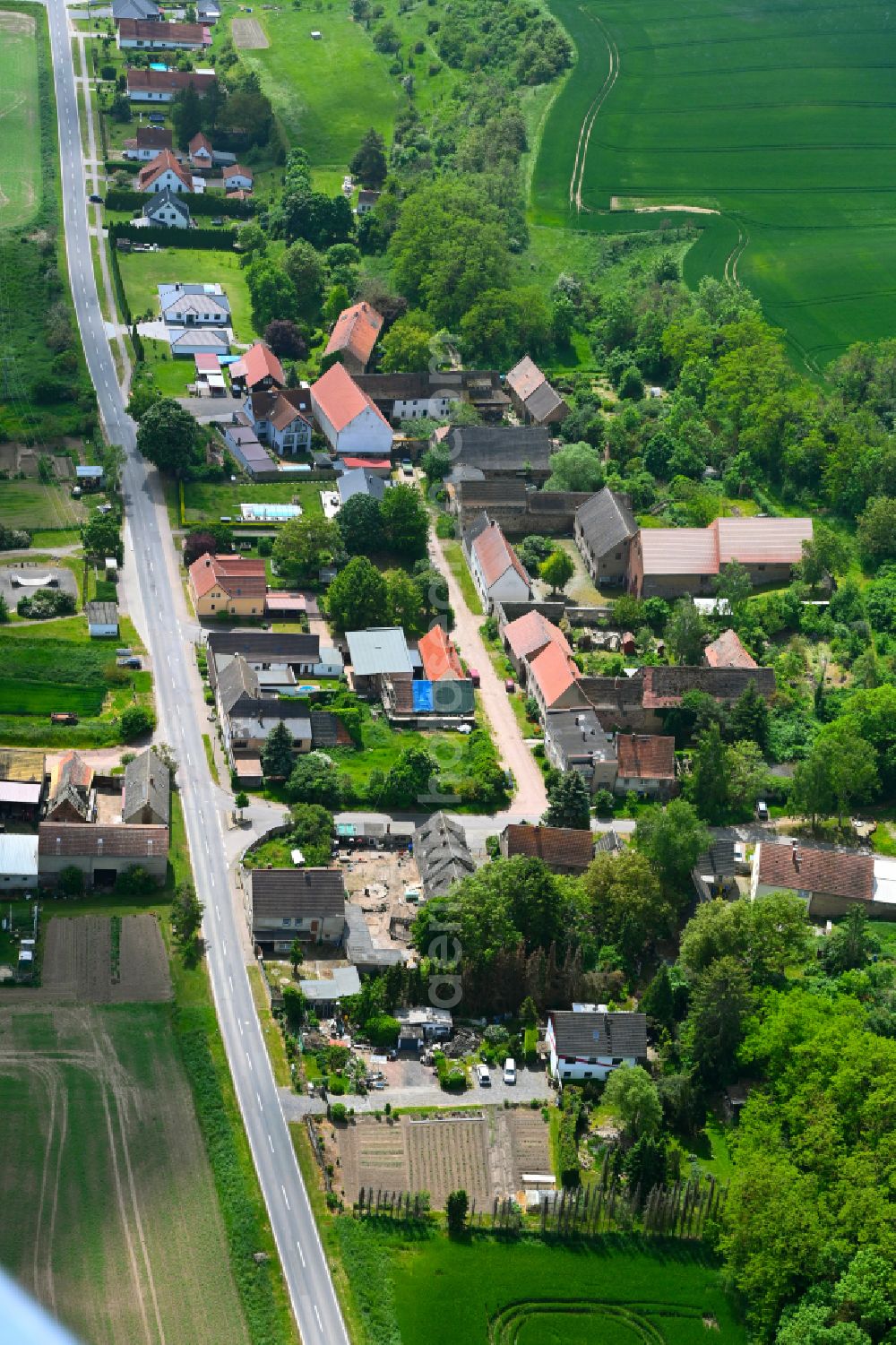 Aerial photograph Friedeburg (Saale) - Agricultural land and field boundaries surround the settlement area of the village in Friedeburg (Saale) in the state Saxony-Anhalt, Germany