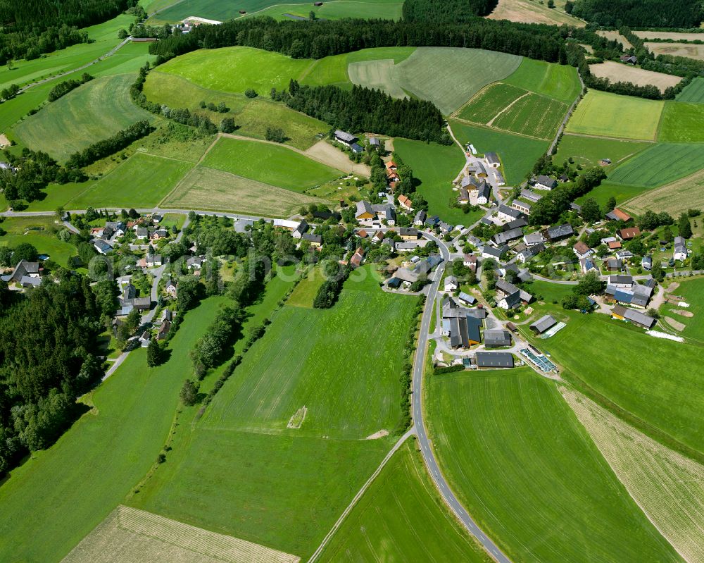 Aerial photograph Förstenreuth - Agricultural land and field boundaries surround the settlement area of the village in Förstenreuth in the state Bavaria, Germany