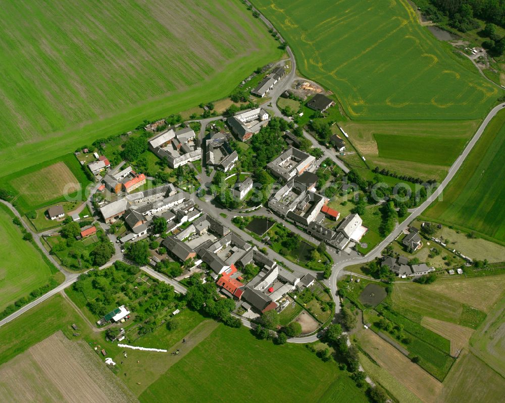 Aerial photograph Förthen - Agricultural land and field boundaries surround the settlement area of the village in Förthen in the state Thuringia, Germany