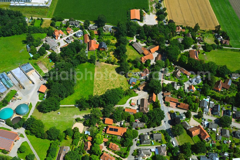 Gailhof from the bird's eye view: Agricultural land and field boundaries surround the settlement area of the village on street Celler Strasse in Gailhof in the state Lower Saxony, Germany