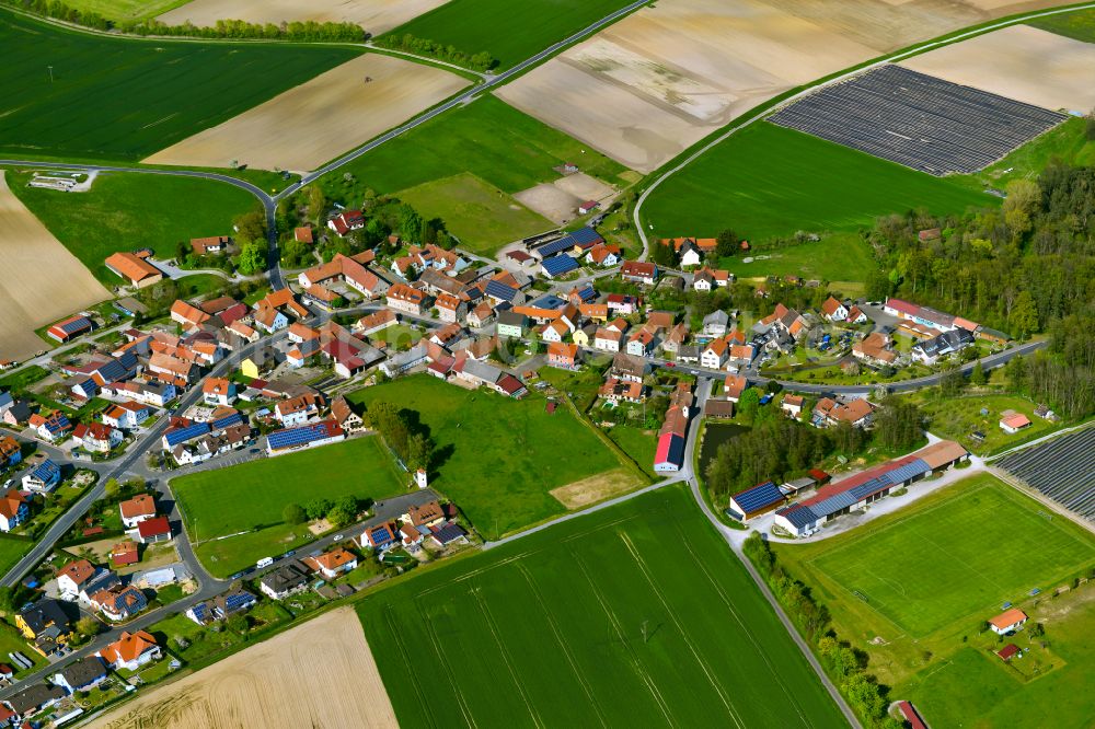 Geesdorf from the bird's eye view: Agricultural land and field boundaries surround the settlement area of the village in Geesdorf in the state Bavaria, Germany