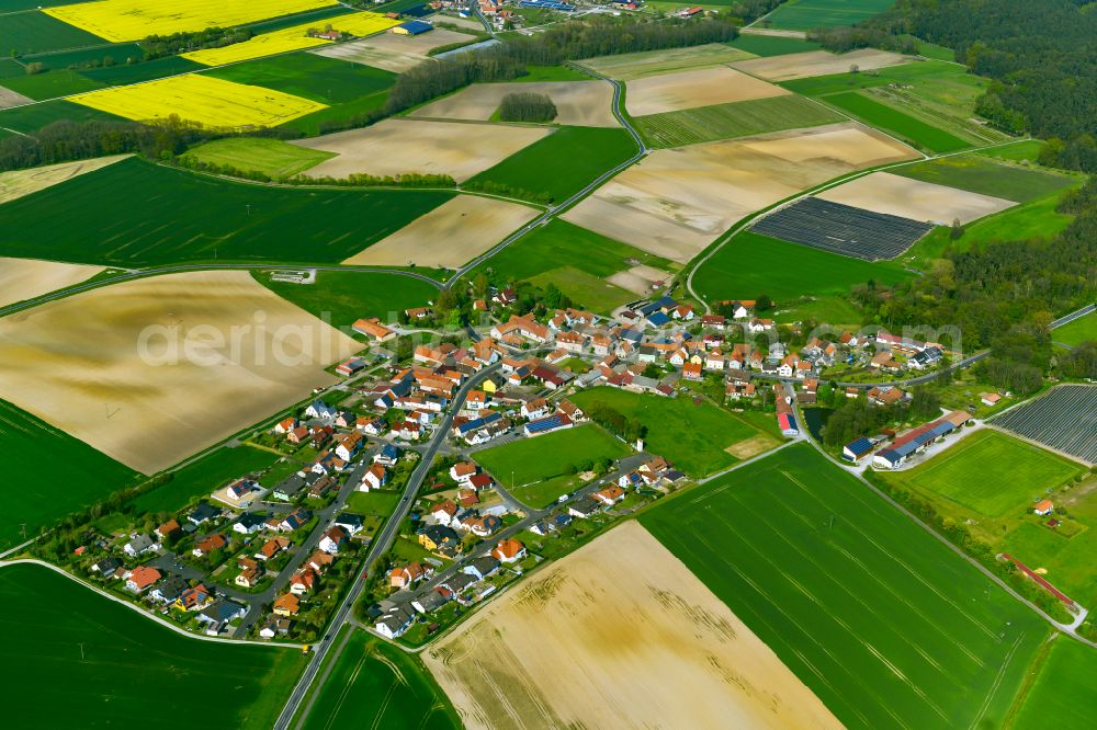 Aerial photograph Geesdorf - Agricultural land and field boundaries surround the settlement area of the village in Geesdorf in the state Bavaria, Germany