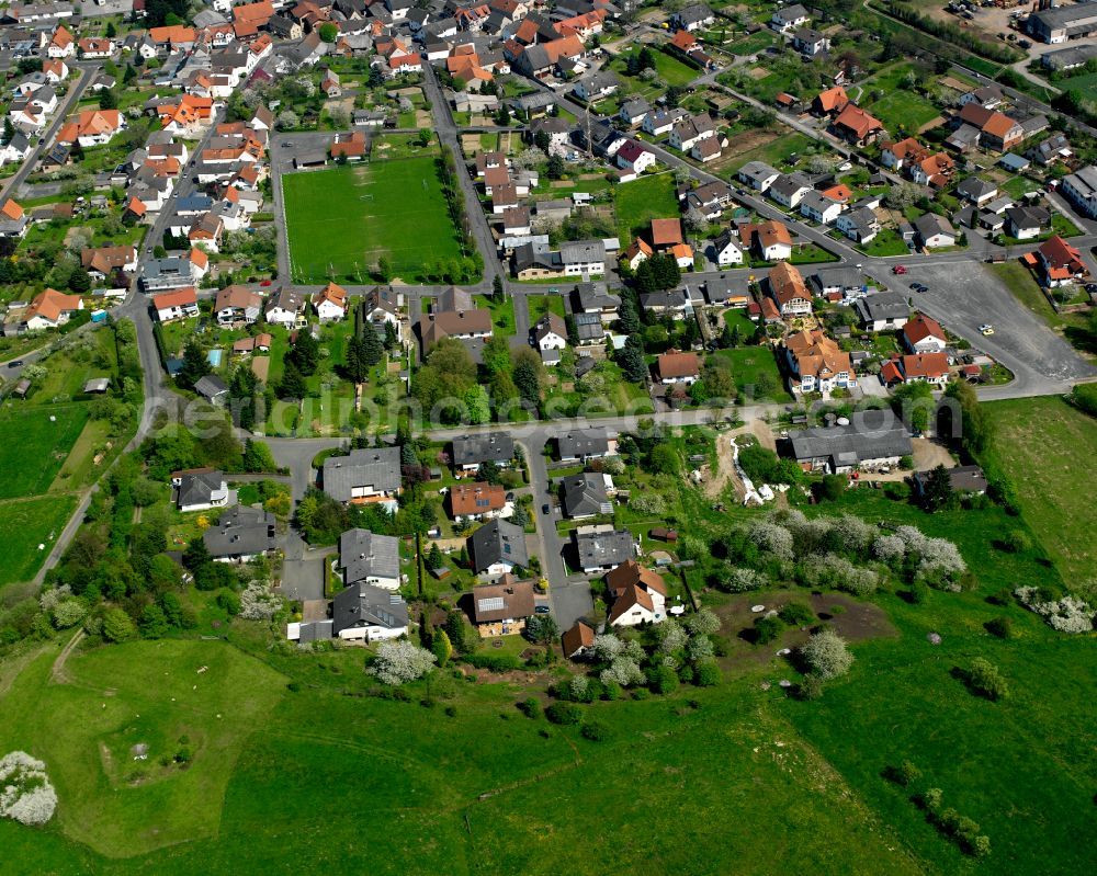 Aerial photograph Geilshausen - Agricultural land and field boundaries surround the settlement area of the village in Geilshausen in the state Hesse, Germany