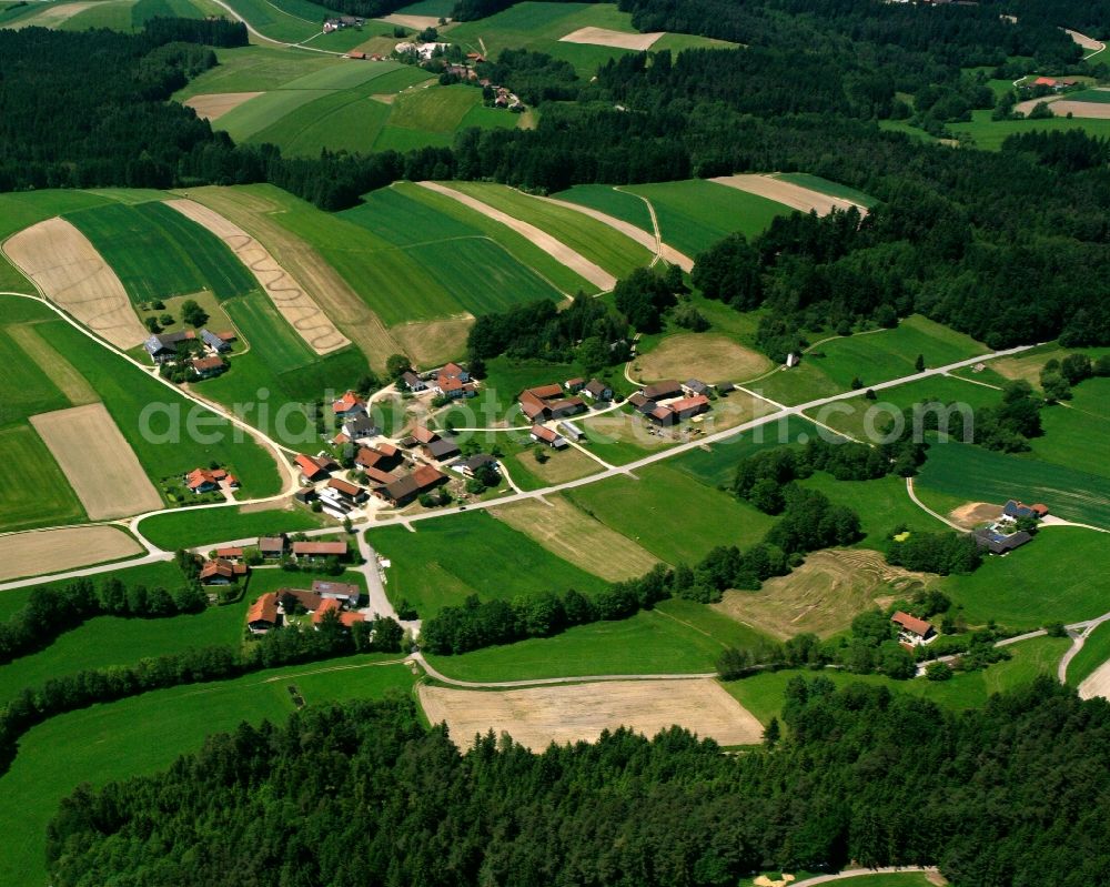 Aerial photograph Geretsham - Agricultural land and field boundaries surround the settlement area of the village in Geretsham in the state Bavaria, Germany