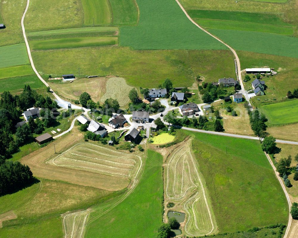 Aerial photograph Geroldsgrün - Agricultural land and field boundaries surround the settlement area of the village in the district Hermesgruen in Geroldsgruen in the state Bavaria, Germany