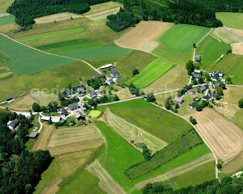 Geroldsgrün from above - Agricultural land and field boundaries surround the settlement area of the village in the district Hermesgruen in Geroldsgruen in the state Bavaria, Germany