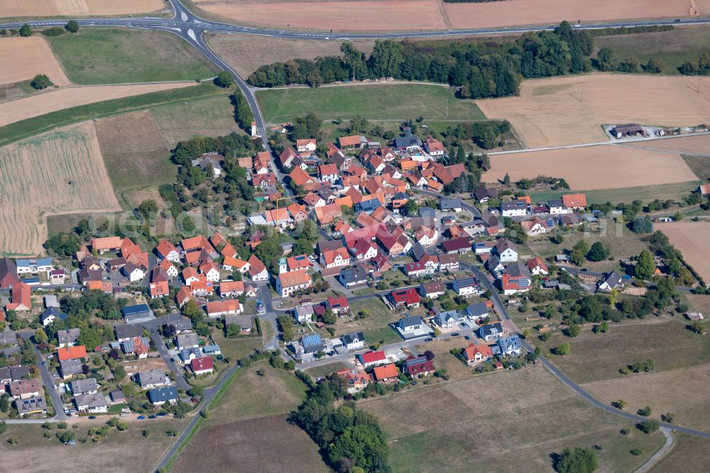 Aerial photograph Glasofen - Agricultural land and field boundaries surround the settlement area of the village in Glasofen in the state Bavaria, Germany