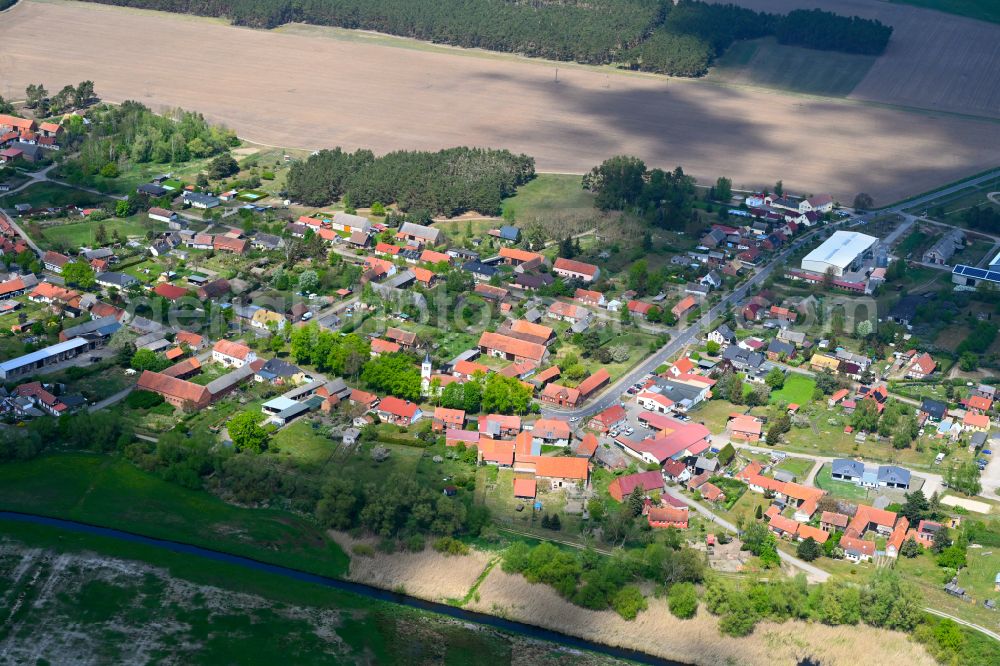 Aerial photograph Gülpe - Agricultural land and field boundaries surround the settlement area of the village in Gülpe in the state Saxony-Anhalt, Germany