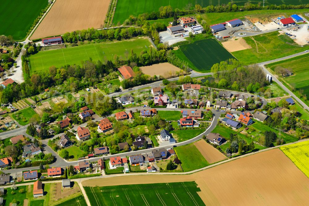 Gnodstadt from the bird's eye view: Agricultural land and field boundaries surround the settlement area of the village in Gnodstadt in the state Bavaria, Germany