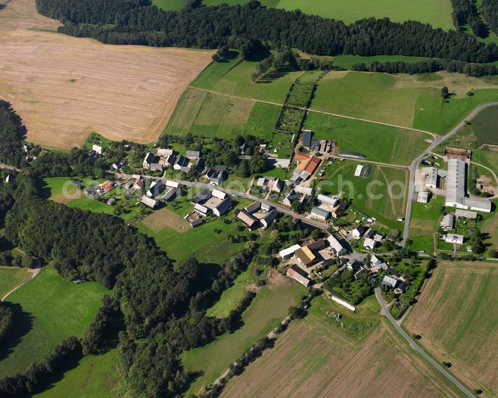 Goßberg from the bird's eye view: Agricultural land and field boundaries surround the settlement area of the village in Goßberg in the state Saxony, Germany