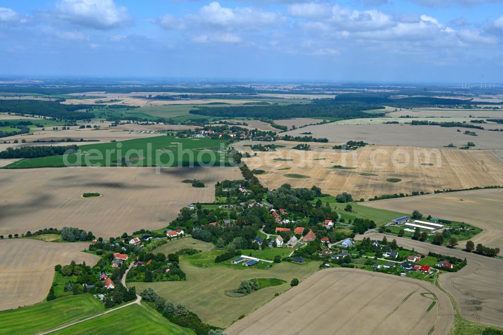 Aerial photograph Gramelow - Agricultural land and field boundaries surround the settlement area of the village in Gramelow in the state Mecklenburg - Western Pomerania, Germany