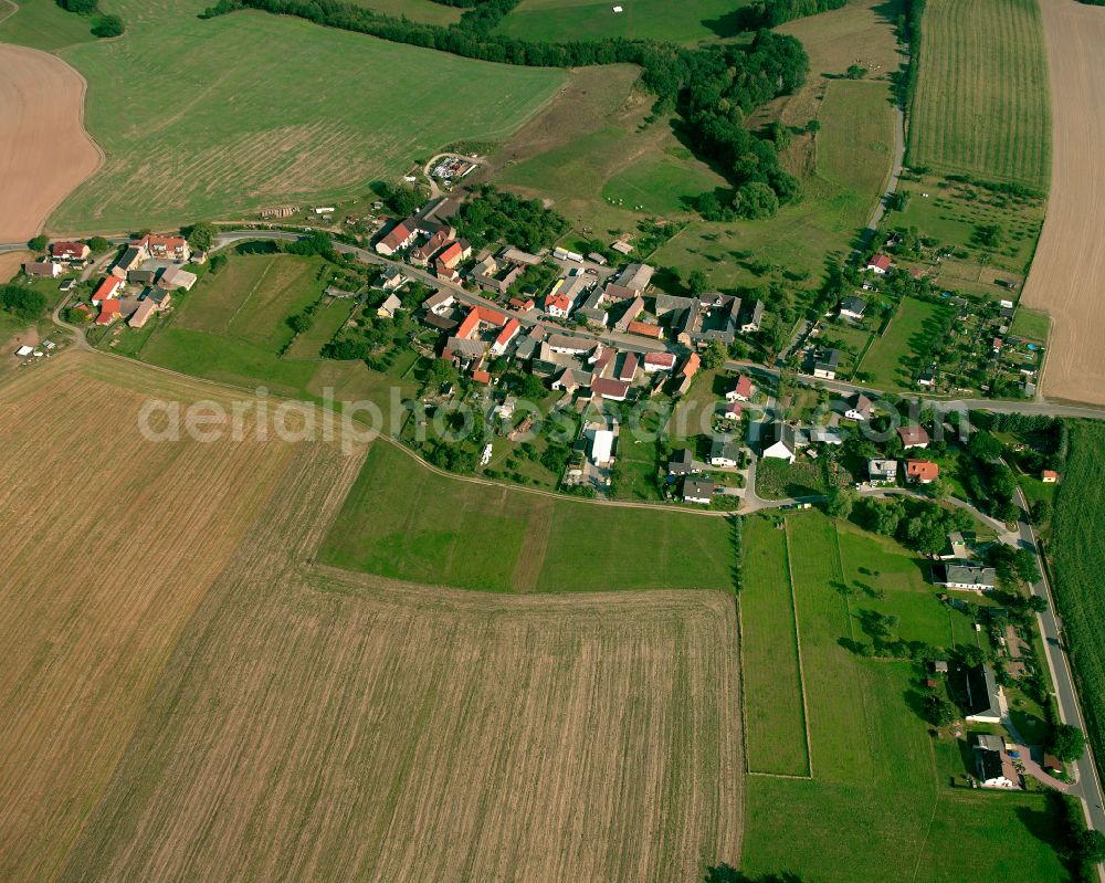 Aerial photograph Gräfenbrück - Agricultural land and field boundaries surround the settlement area of the village in Gräfenbrück in the state Thuringia, Germany