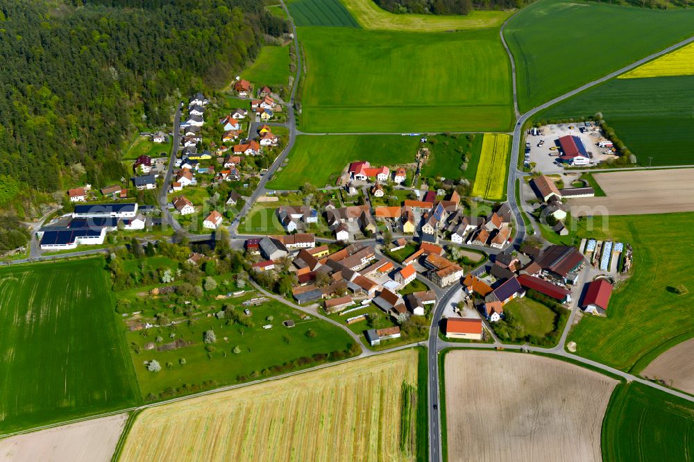 Aerial photograph Gräfenneuses - Agricultural land and field boundaries surround the settlement area of the village in Gräfenneuses in the state Bavaria, Germany