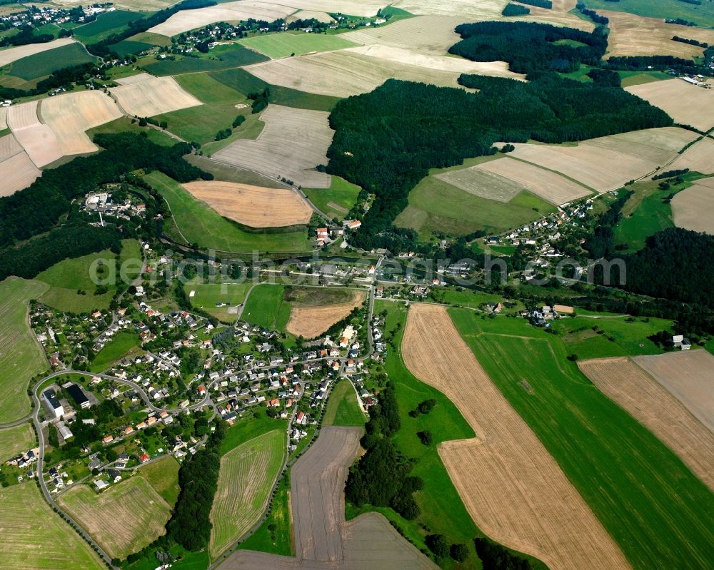 Aerial photograph Göritzhain - Agricultural land and field boundaries surround the settlement area of the village in Göritzhain in the state Saxony, Germany