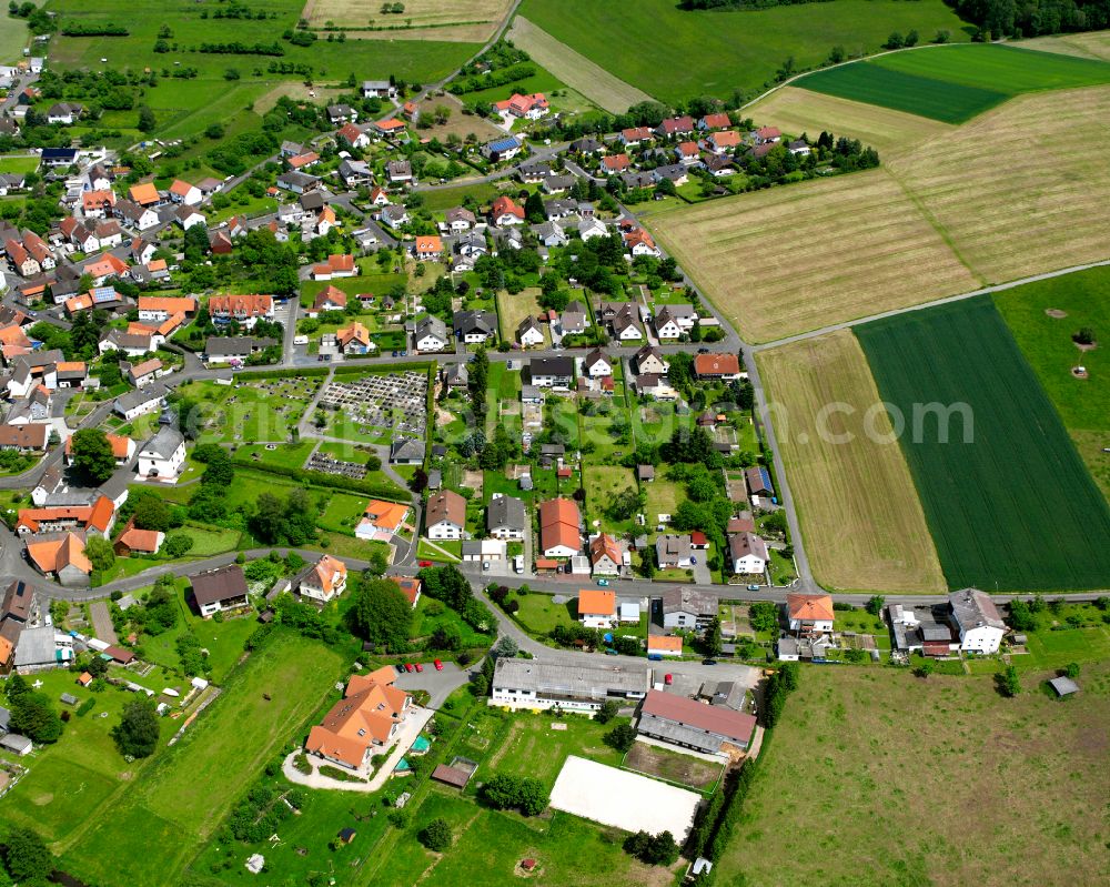 Aerial photograph Groß Eichen - Agricultural land and field boundaries surround the settlement area of the village in Groß Eichen in the state Hesse, Germany