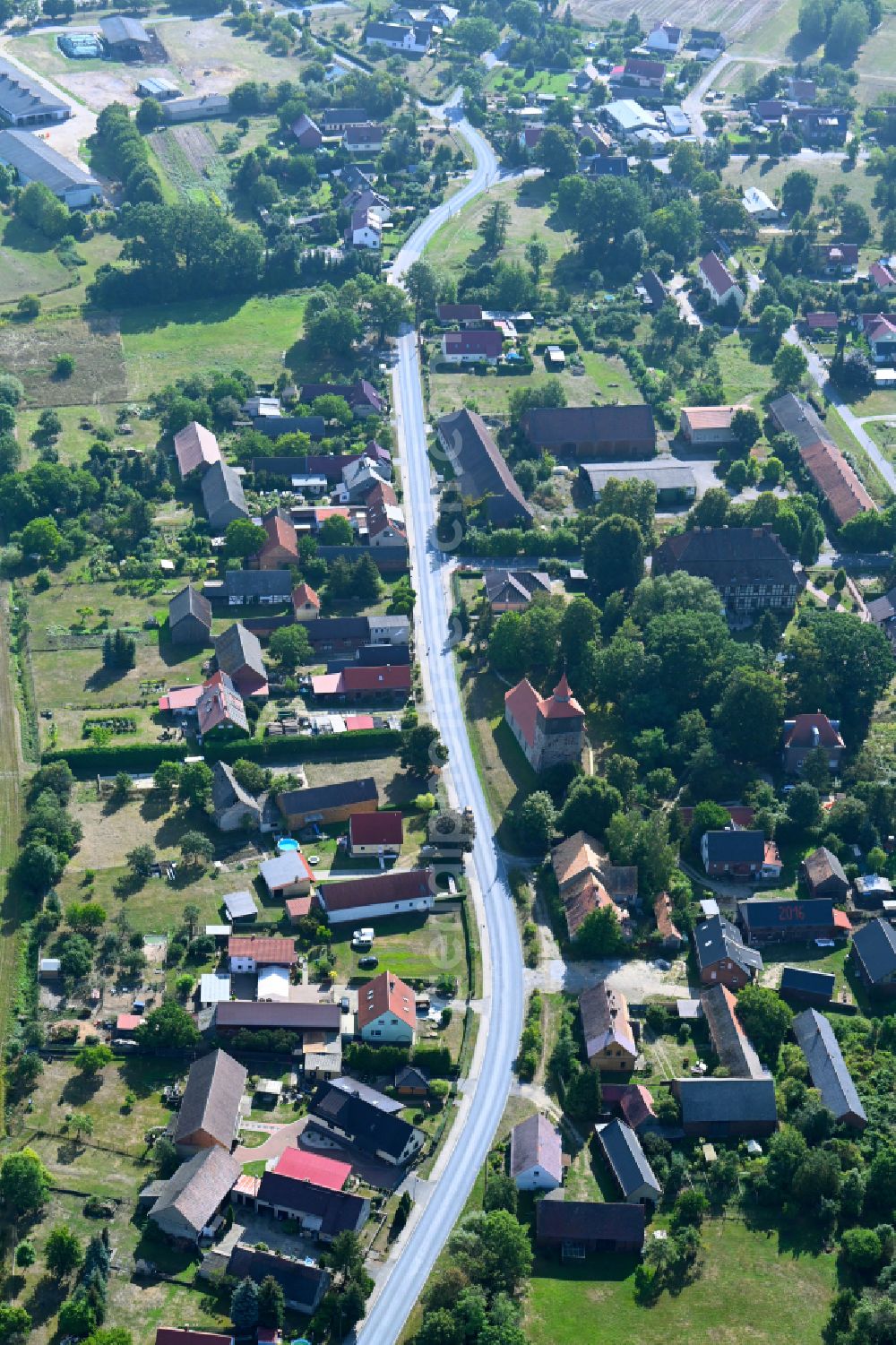 Groß Jehser from above - Agricultural land and field boundaries surround the settlement area of the village on street Schmiedeweg in Gross Jehser in the state Brandenburg, Germany