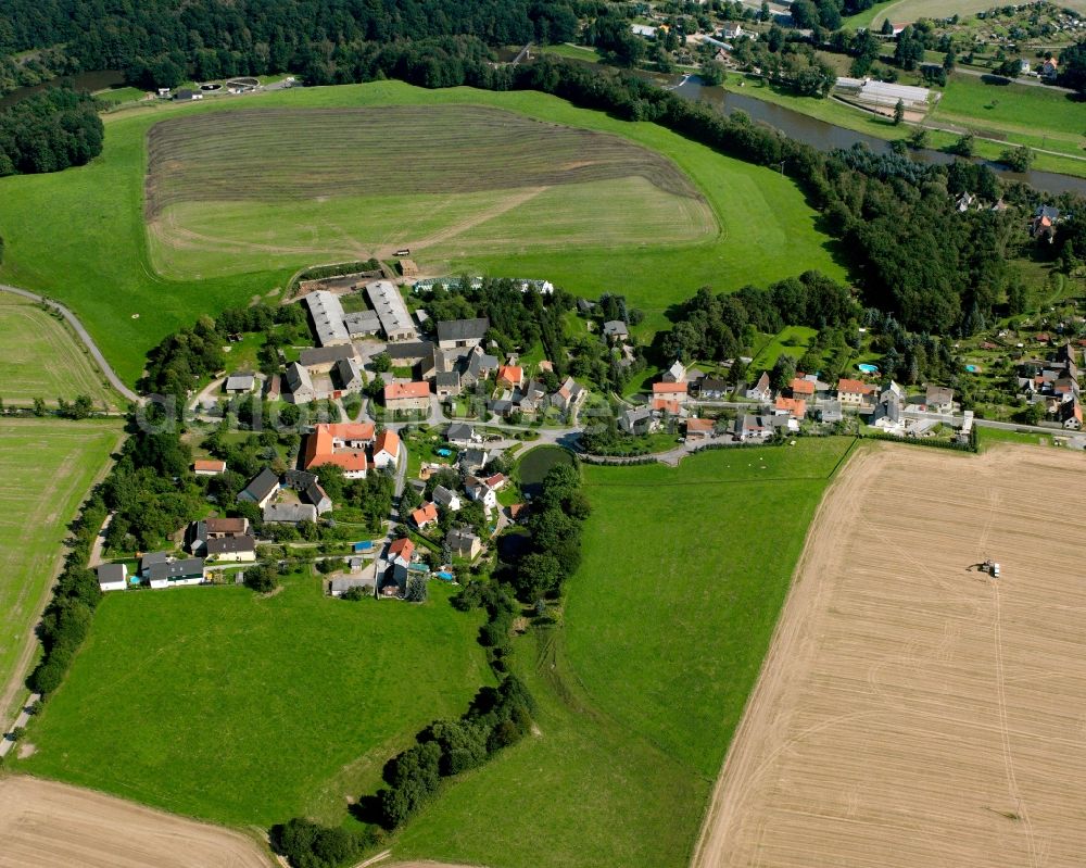 Aerial photograph Gross Schlaisdorf - Agricultural land and field boundaries surround the settlement area of the village in Gross Schlaisdorf in the state Saxony, Germany