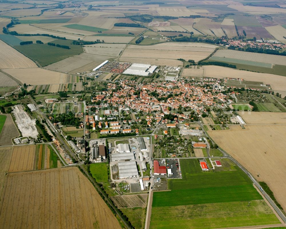 Großengottern from the bird's eye view: Agricultural land and field boundaries surround the settlement area of the village in Großengottern in the state Thuringia, Germany