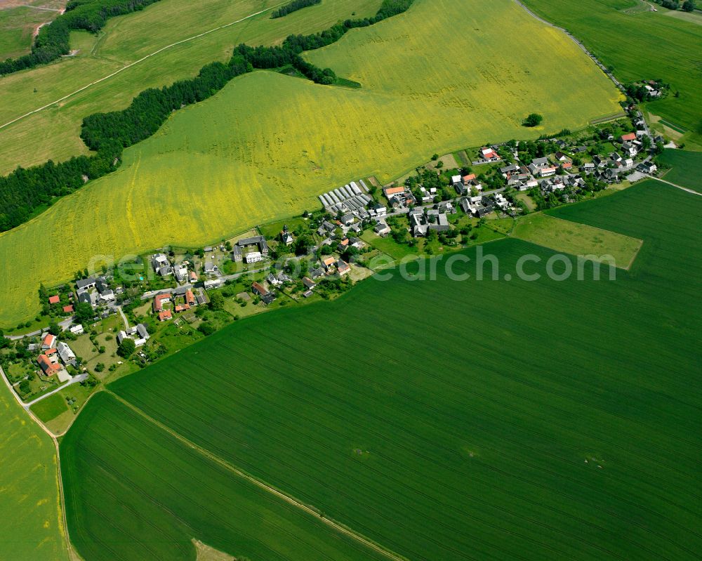 Aerial photograph Großkundorf - Agricultural land and field boundaries surround the settlement area of the village in Großkundorf in the state Thuringia, Germany