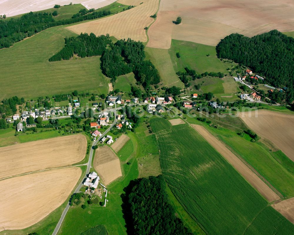 Großkundorf from the bird's eye view: Agricultural land and field boundaries surround the settlement area of the village in Großkundorf in the state Thuringia, Germany