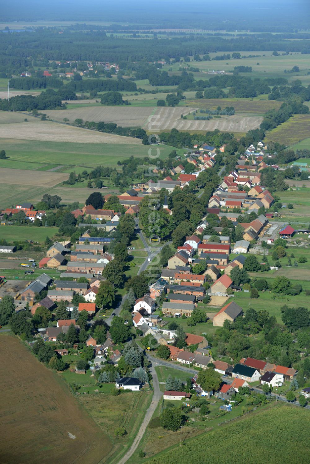 Aerial photograph Großmutz - Agricultural land and field boundaries surround the settlement area of the village on street Grossmutzer Dorfstrasse in Grossmutz Loewenberger Land in the state Brandenburg, Germany