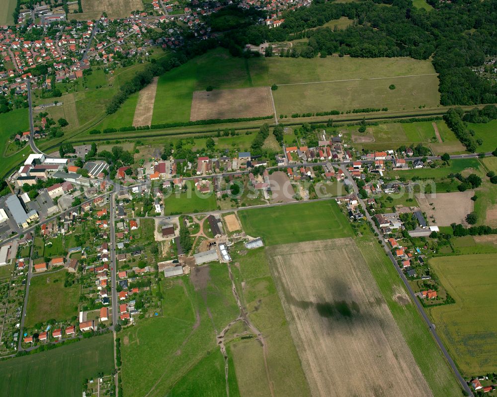 Aerial photograph Großraschütz - Agricultural land and field boundaries surround the settlement area of the village in Großraschütz in the state Saxony, Germany