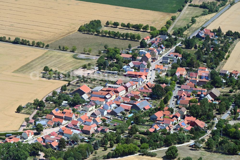 Aerial photograph Grossrettbach - Agricultural land and field boundaries surround the settlement area of the village in Grossrettbach in the state Thuringia, Germany