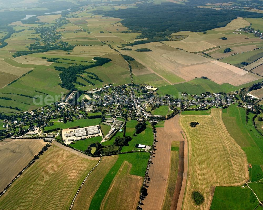 Aerial photograph Großwaltersdorf - Agricultural land and field boundaries surround the settlement area of the village in Großwaltersdorf in the state Saxony, Germany