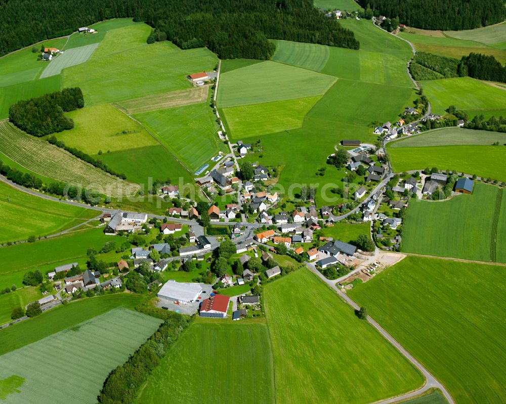 Aerial photograph Gundlitz - Agricultural land and field boundaries surround the settlement area of the village in Gundlitz in the state Bavaria, Germany