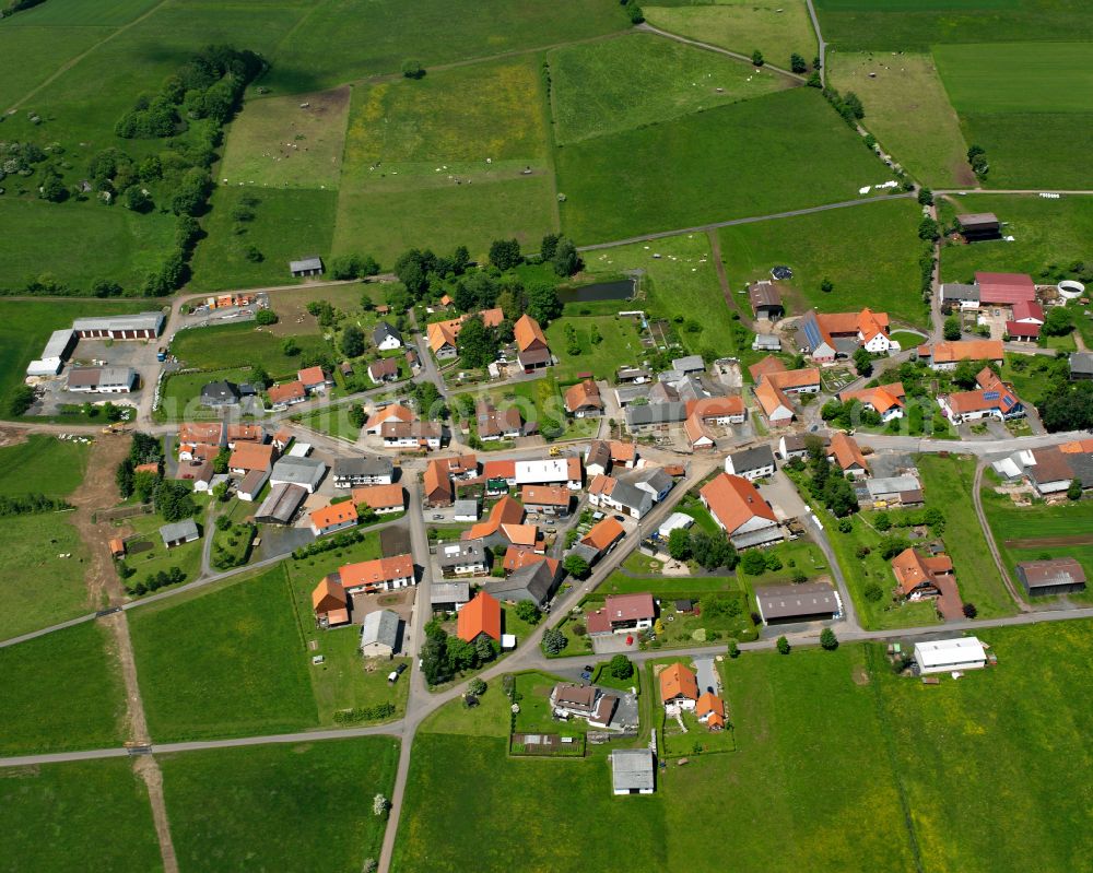 Aerial photograph Gunzenau - Agricultural land and field boundaries surround the settlement area of the village in Gunzenau in the state Hesse, Germany