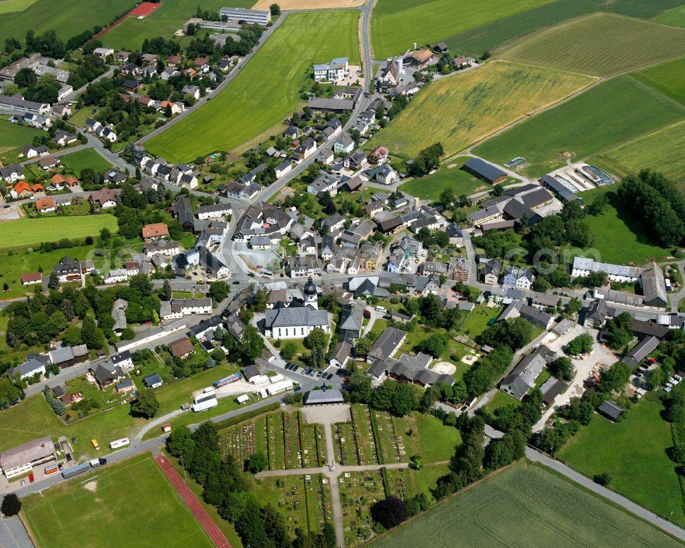 Hadermannsgrün from above - Agricultural land and field boundaries surround the settlement area of the village in Hadermannsgrün in the state Bavaria, Germany