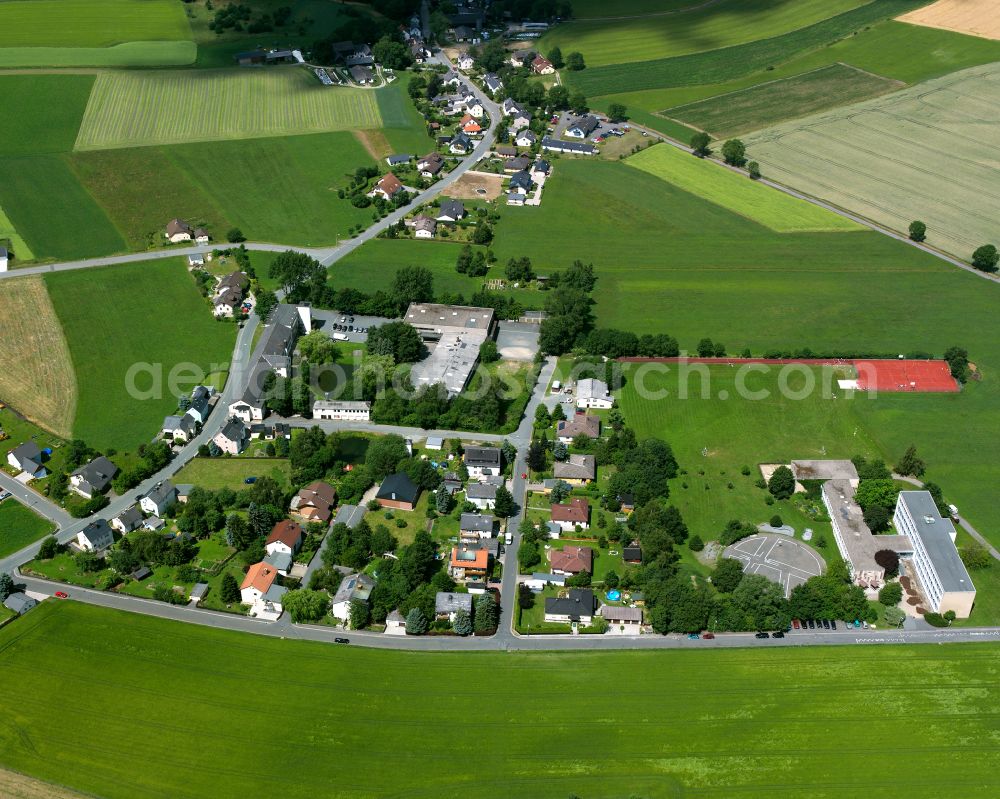 Aerial image Hadermannsgrün - Agricultural land and field boundaries surround the settlement area of the village in Hadermannsgrün in the state Bavaria, Germany