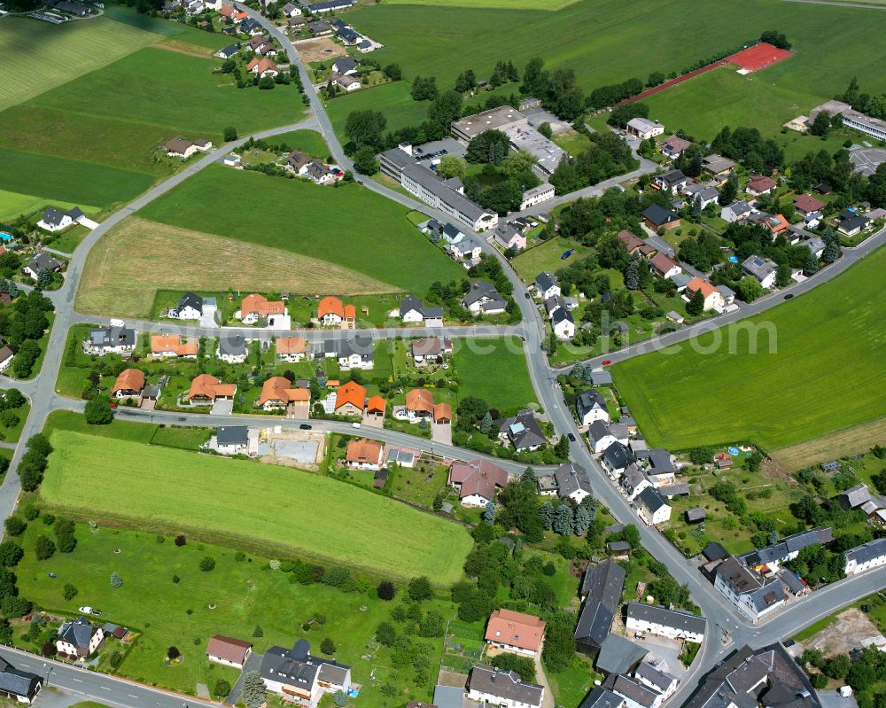 Aerial photograph Hadermannsgrün - Agricultural land and field boundaries surround the settlement area of the village in Hadermannsgrün in the state Bavaria, Germany