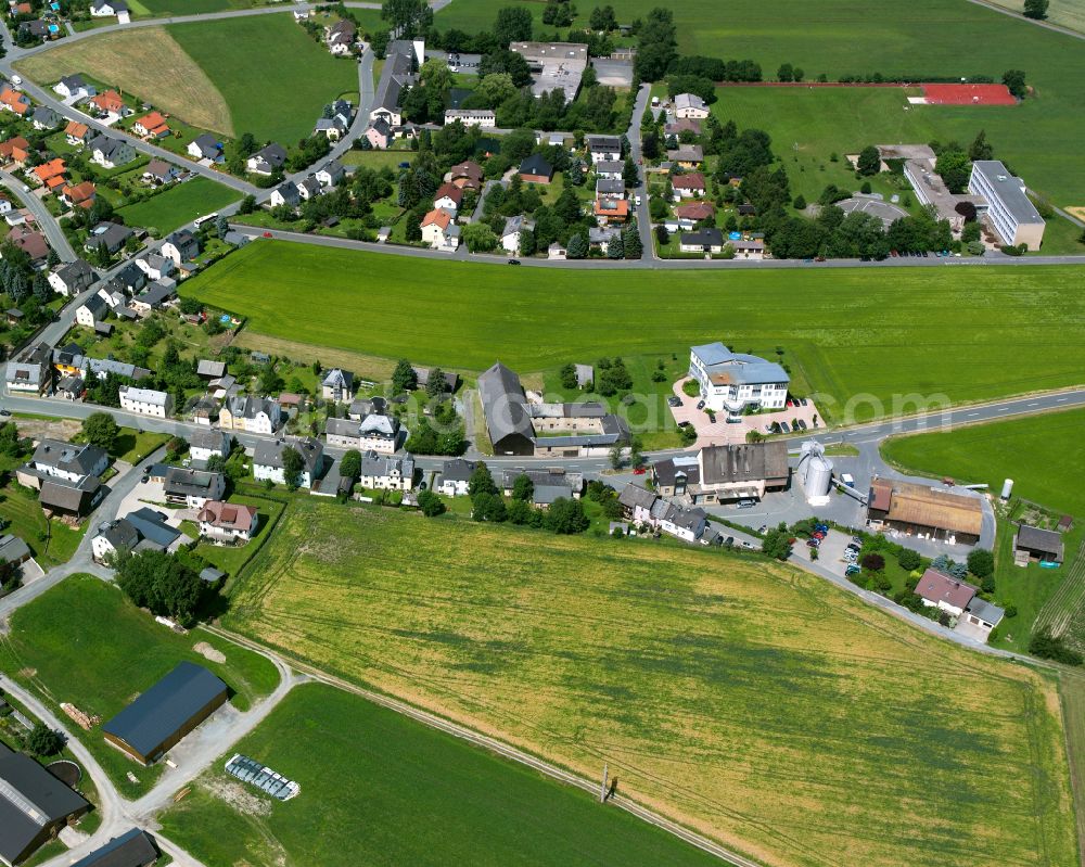 Hadermannsgrün from above - Agricultural land and field boundaries surround the settlement area of the village in Hadermannsgrün in the state Bavaria, Germany