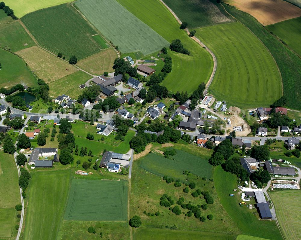 Hadermannsgrün from the bird's eye view: Agricultural land and field boundaries surround the settlement area of the village in Hadermannsgrün in the state Bavaria, Germany