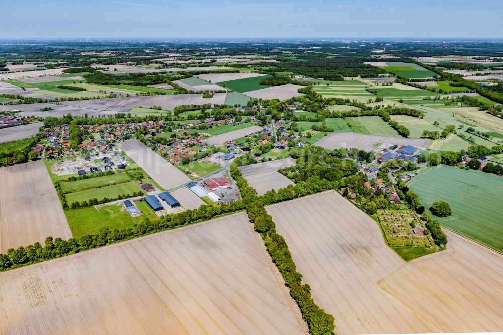 Aerial photograph Hagenah - Agricultural land and field boundaries surround the settlement area of the village in Hagenah in the state Lower Saxony, Germany