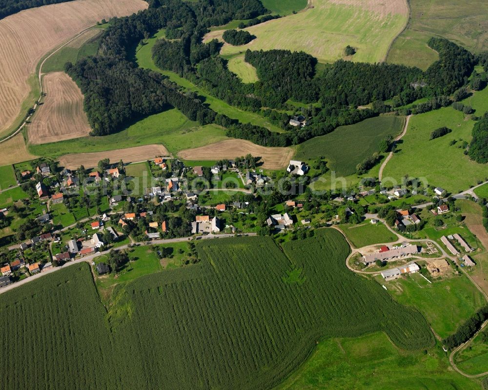 Aerial photograph Hainichen - Agricultural land and field boundaries surround the settlement area of the village in Hainichen in the state Saxony, Germany